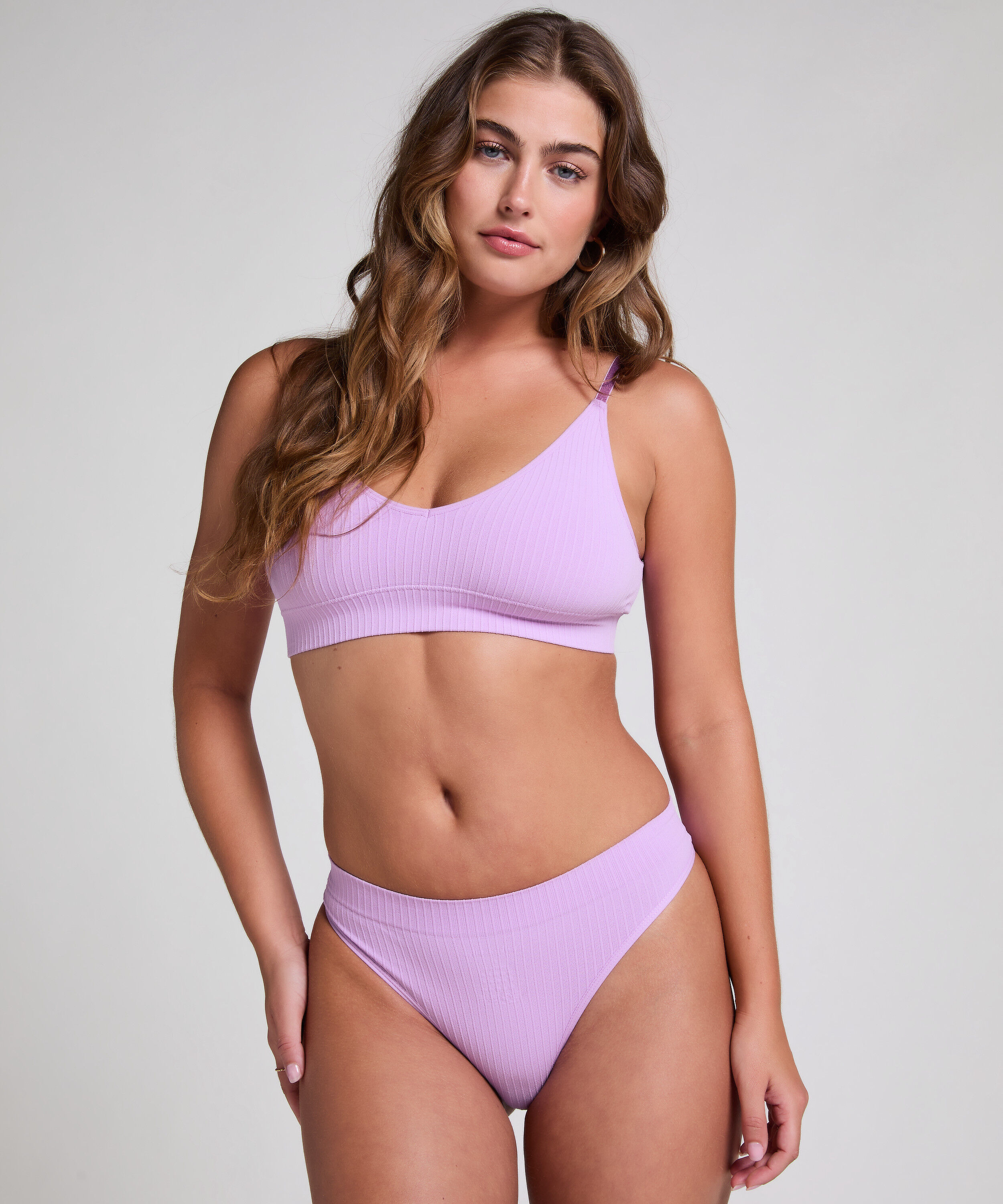 Tanga de tiro alto Dianne, Morado