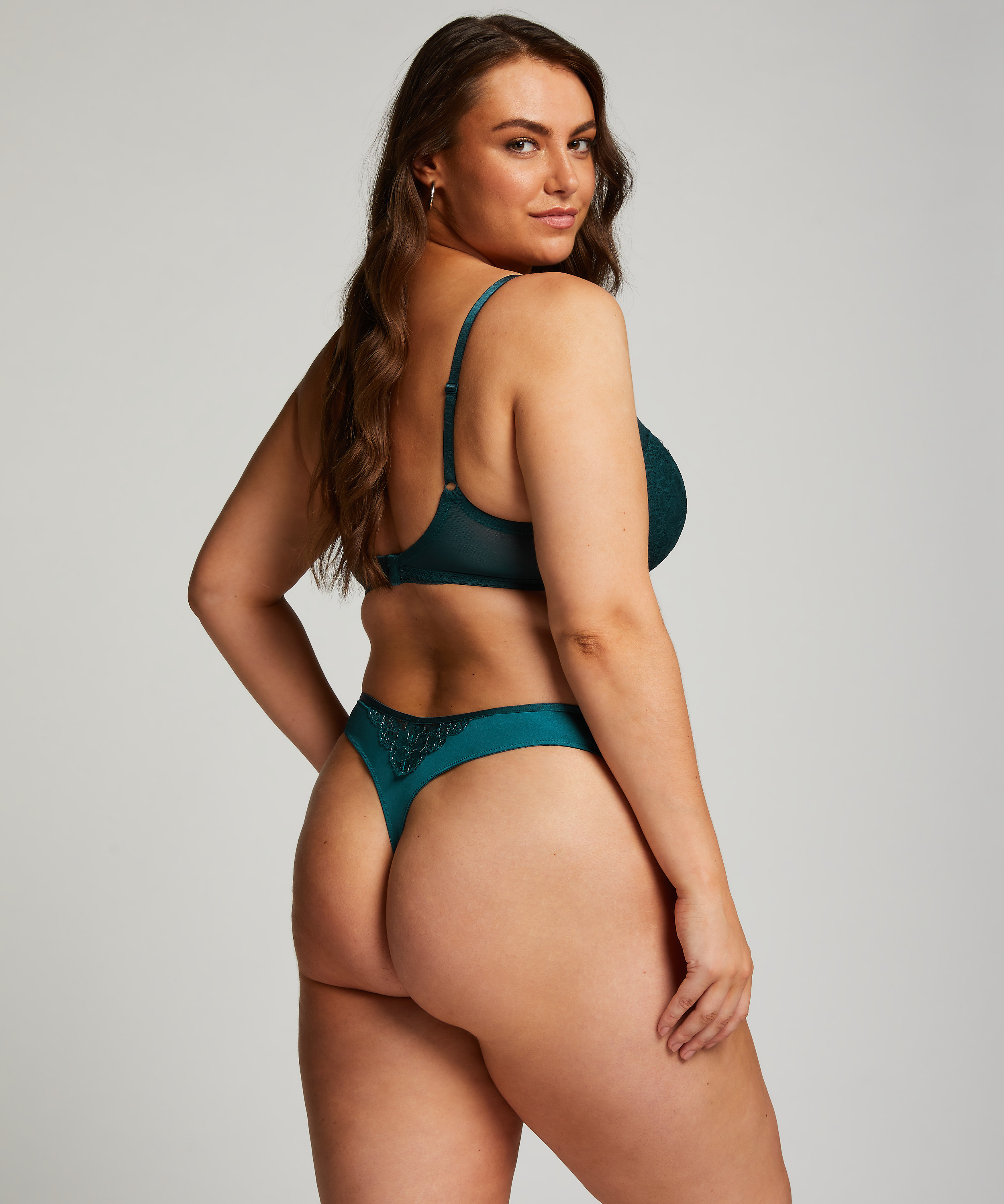 Tanga Bisi, Azul, main
