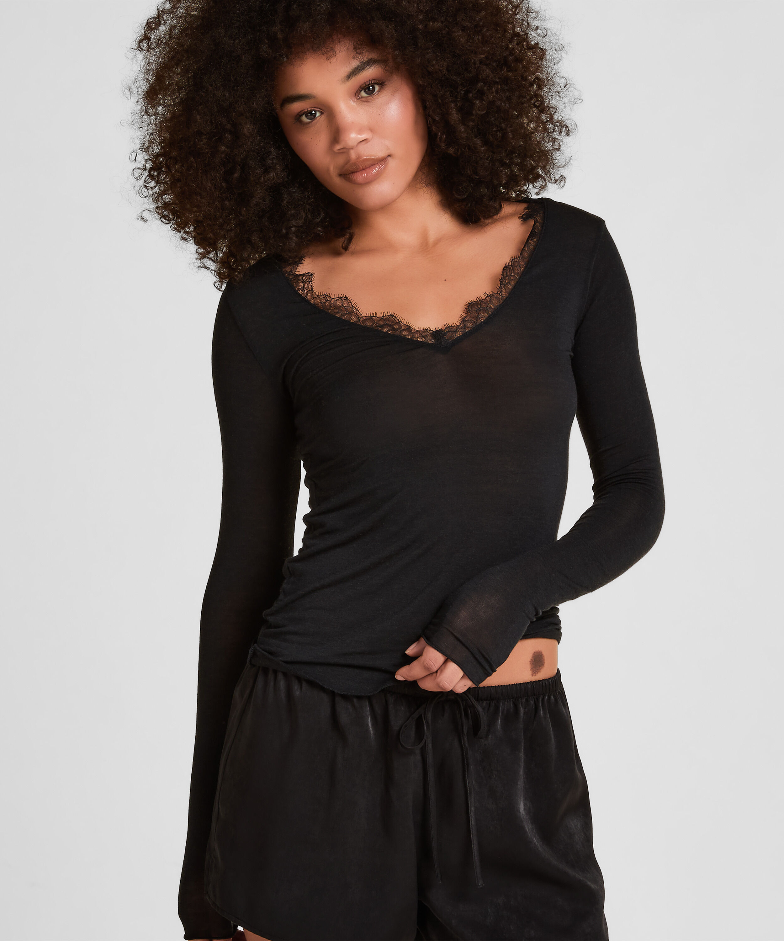 Camiseta super suave con cuello en V de encaje y cachemira, Negro Camiseta super suave con cuello en V de encaje y cachemira, Negro