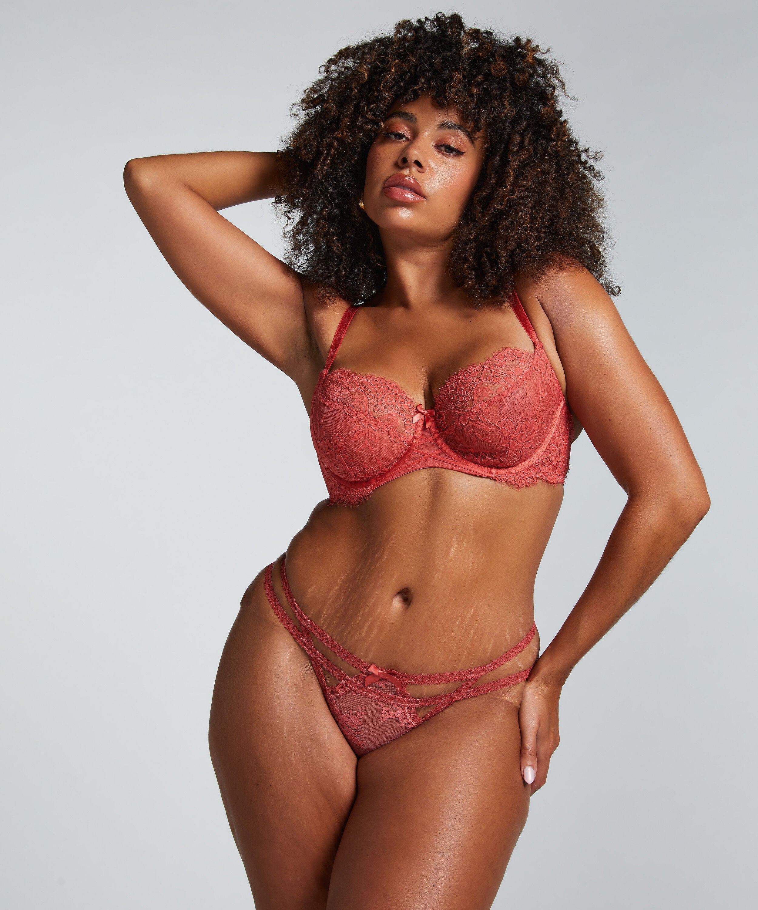 Tanga Irina, Rojo