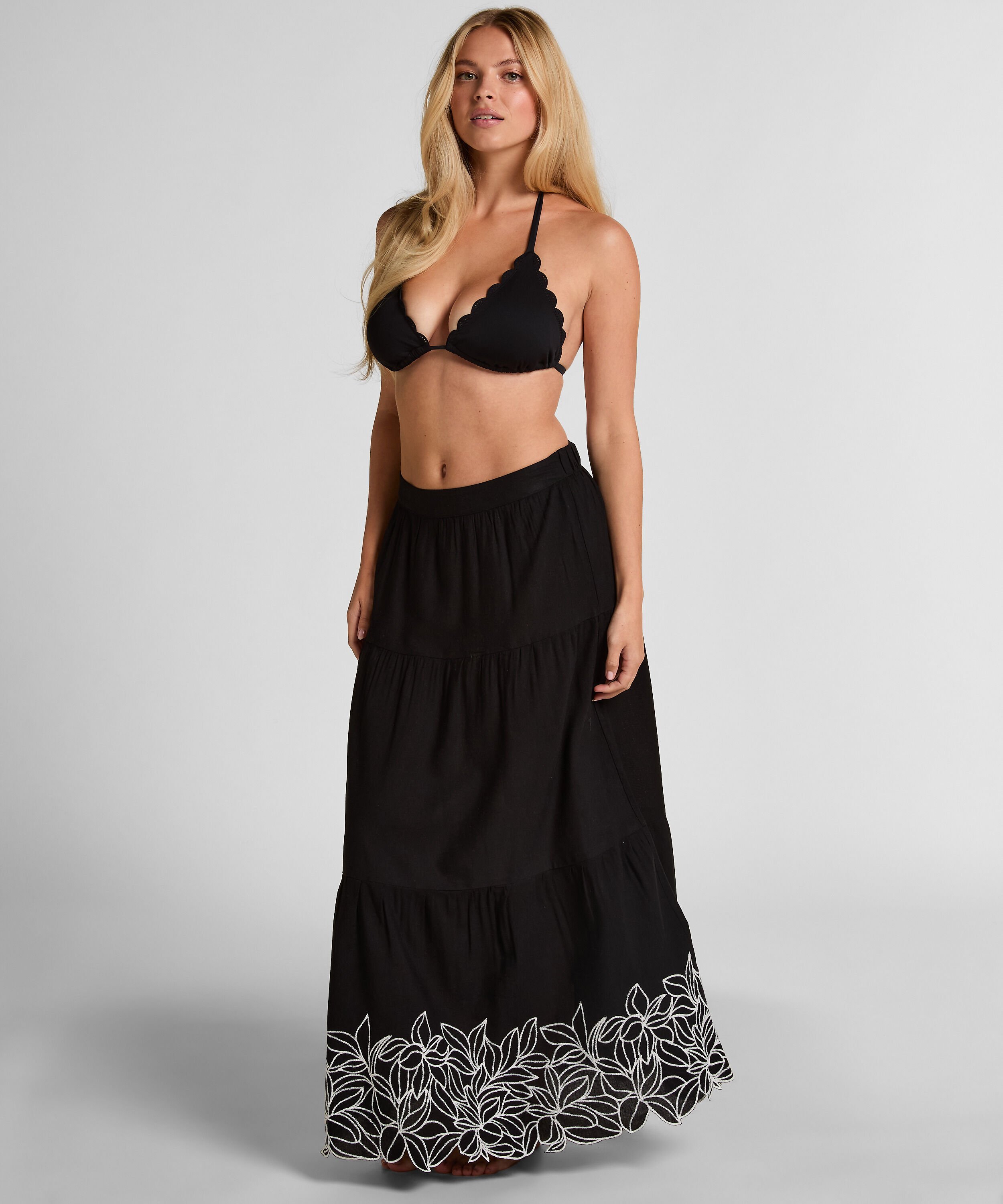 Falda bordada, Negro