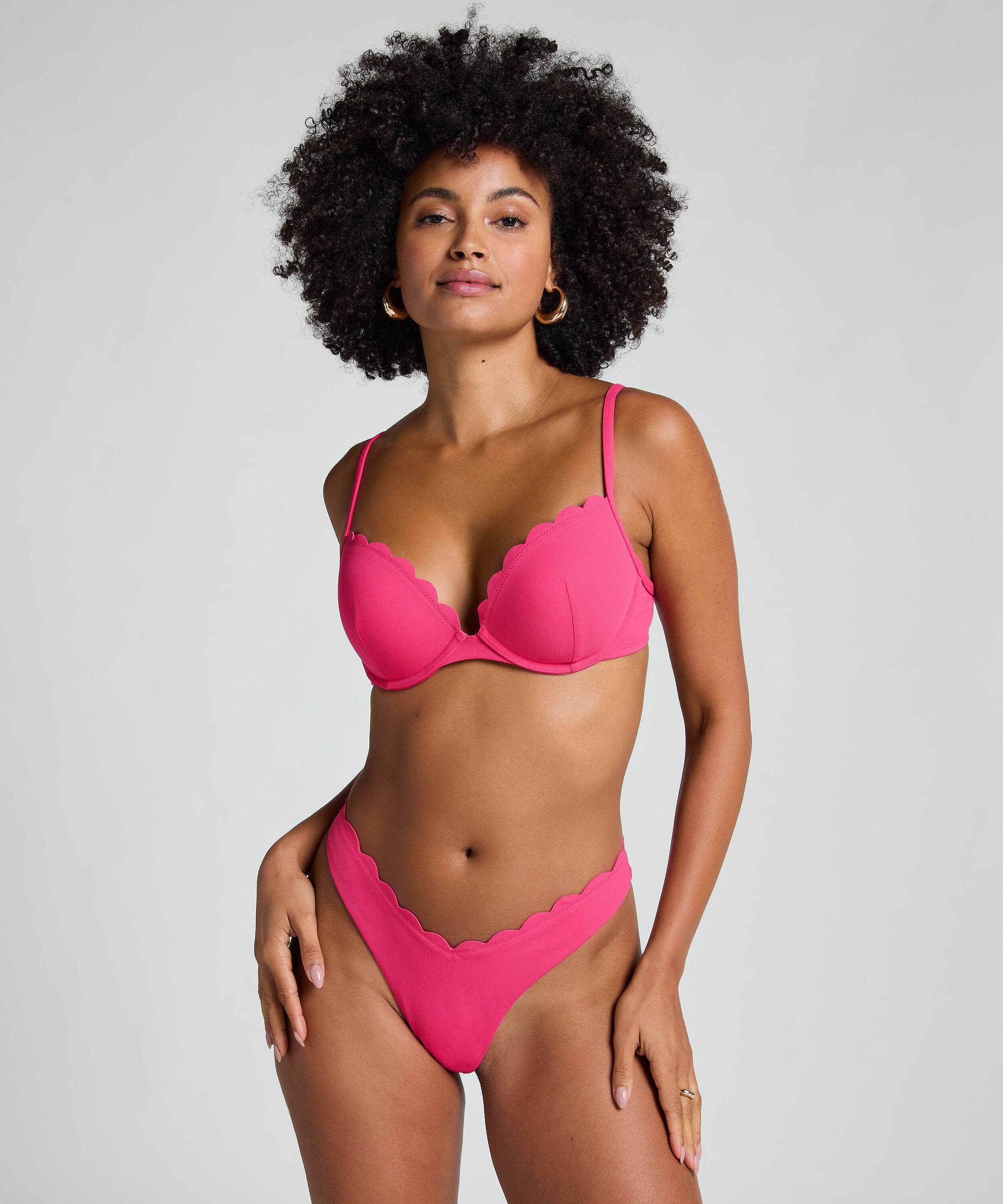 Top de bikini preformado con efecto realce Scallop Copa A - E
