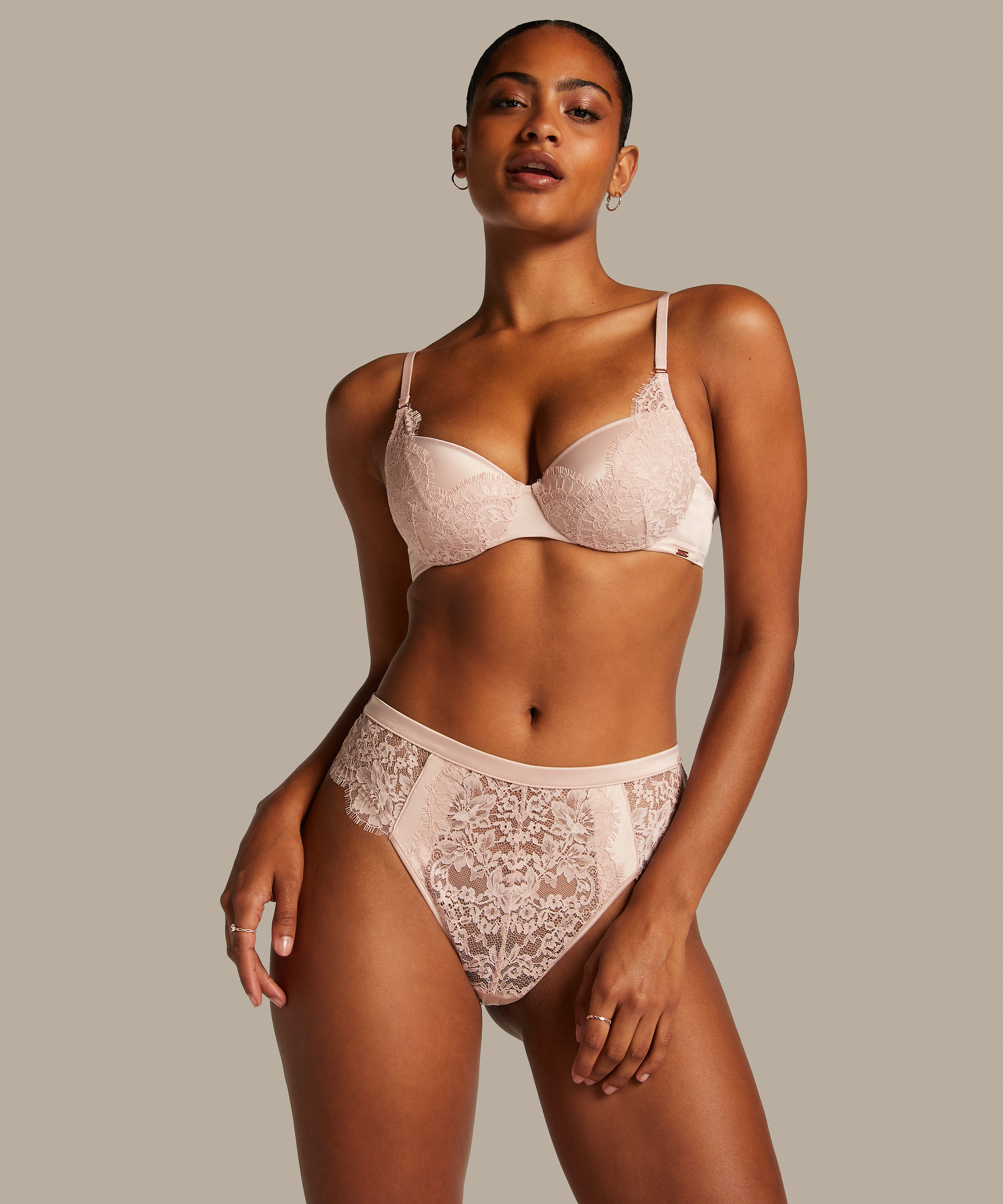 Tanga Chalice, Rosa, main