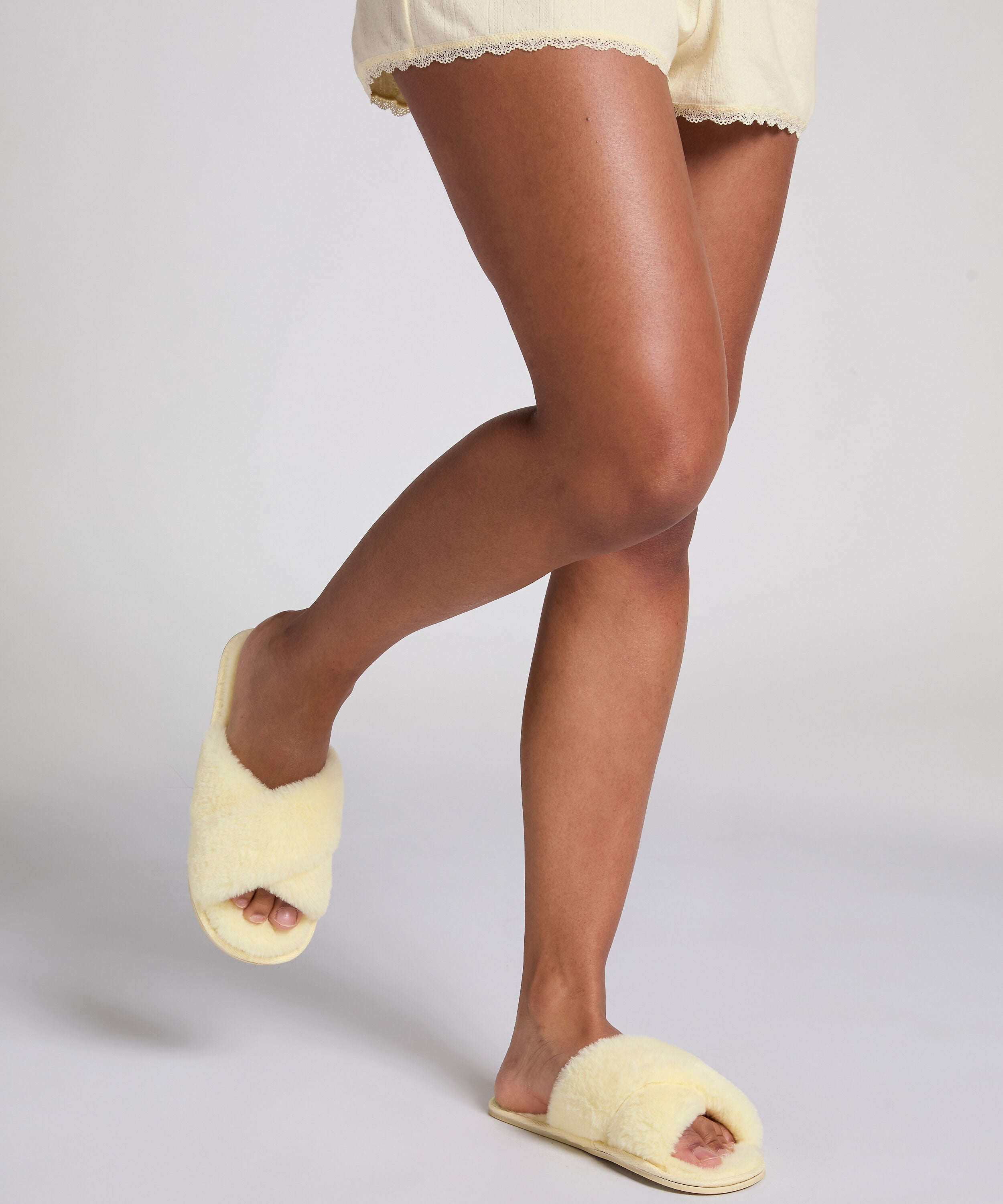 Pantuflas Lia, Amarillo