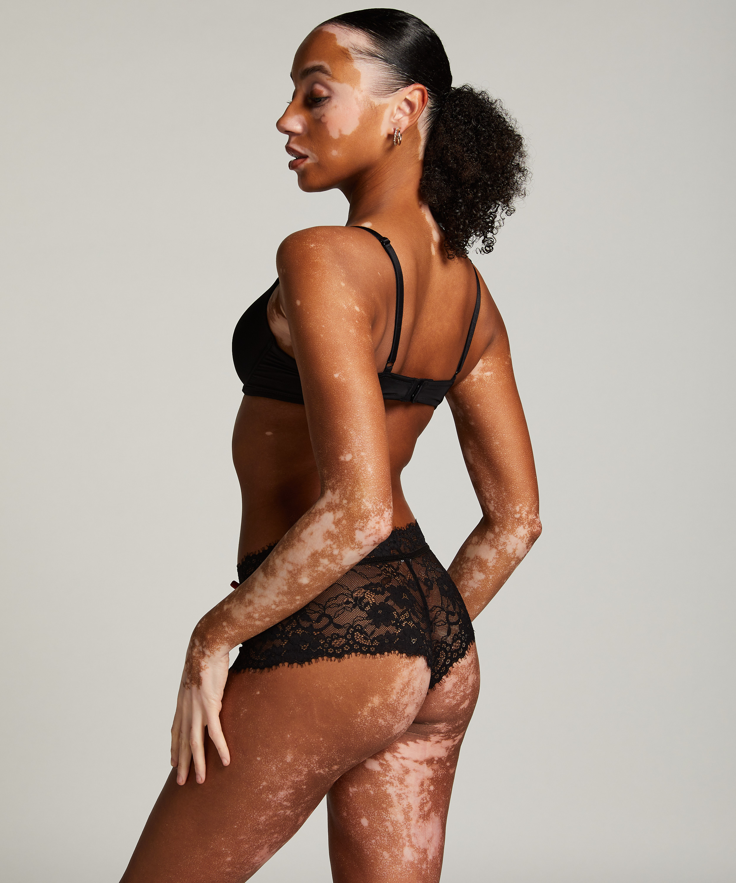 Boxer Hailee, Negro, main