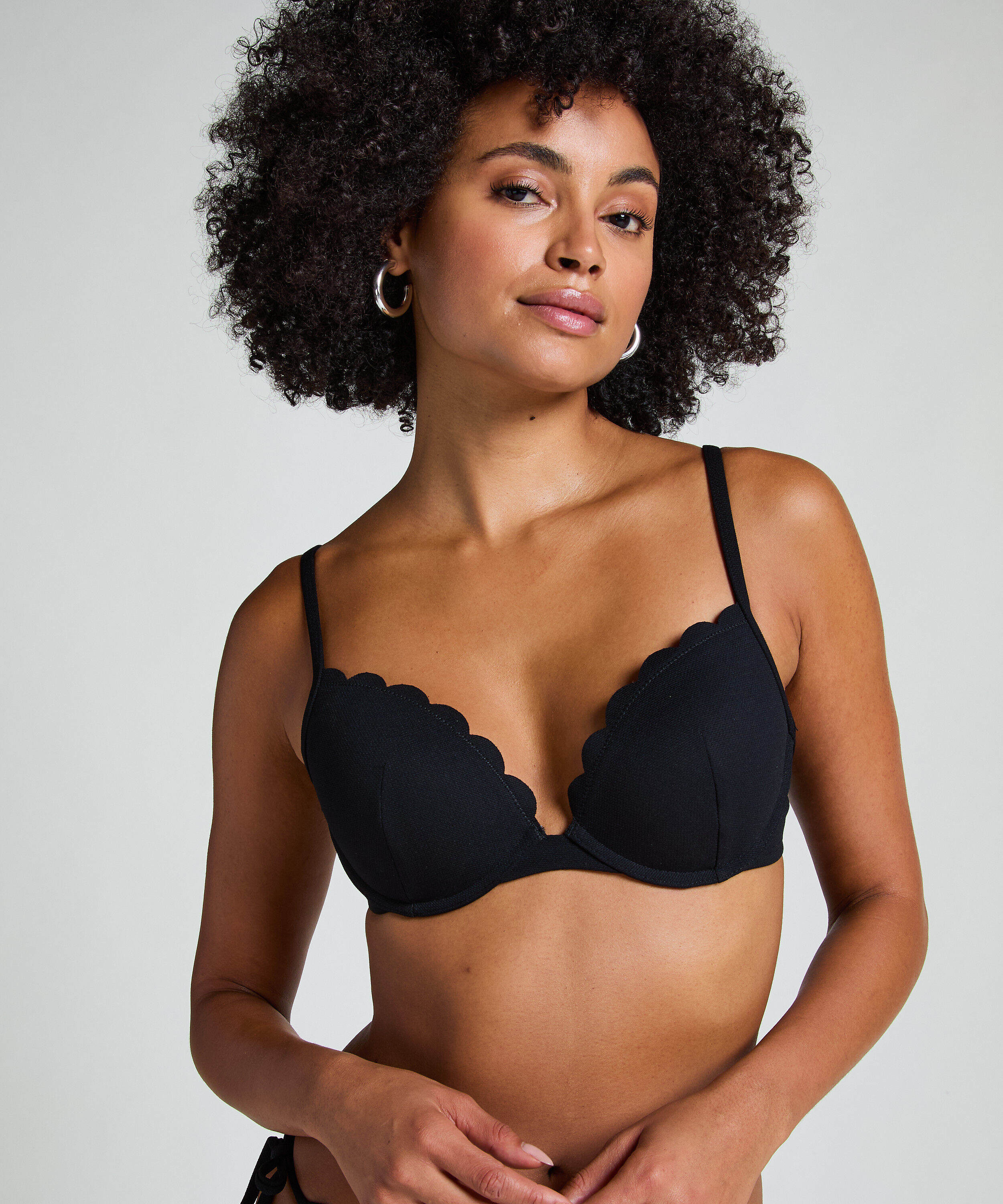 Top de bikini con aros preformado Scallop, Negro
