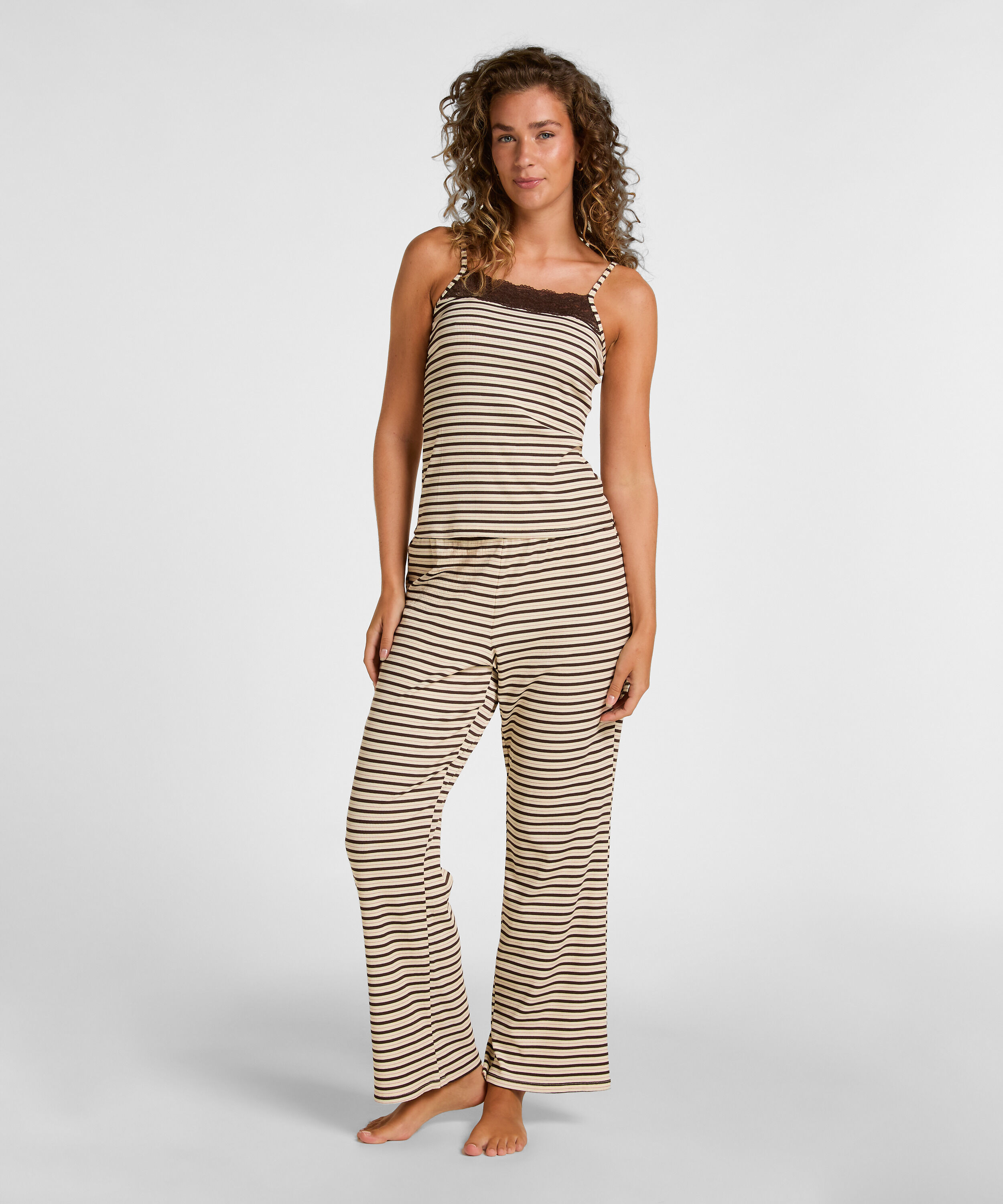 Conjunto de Pijama con Encaje