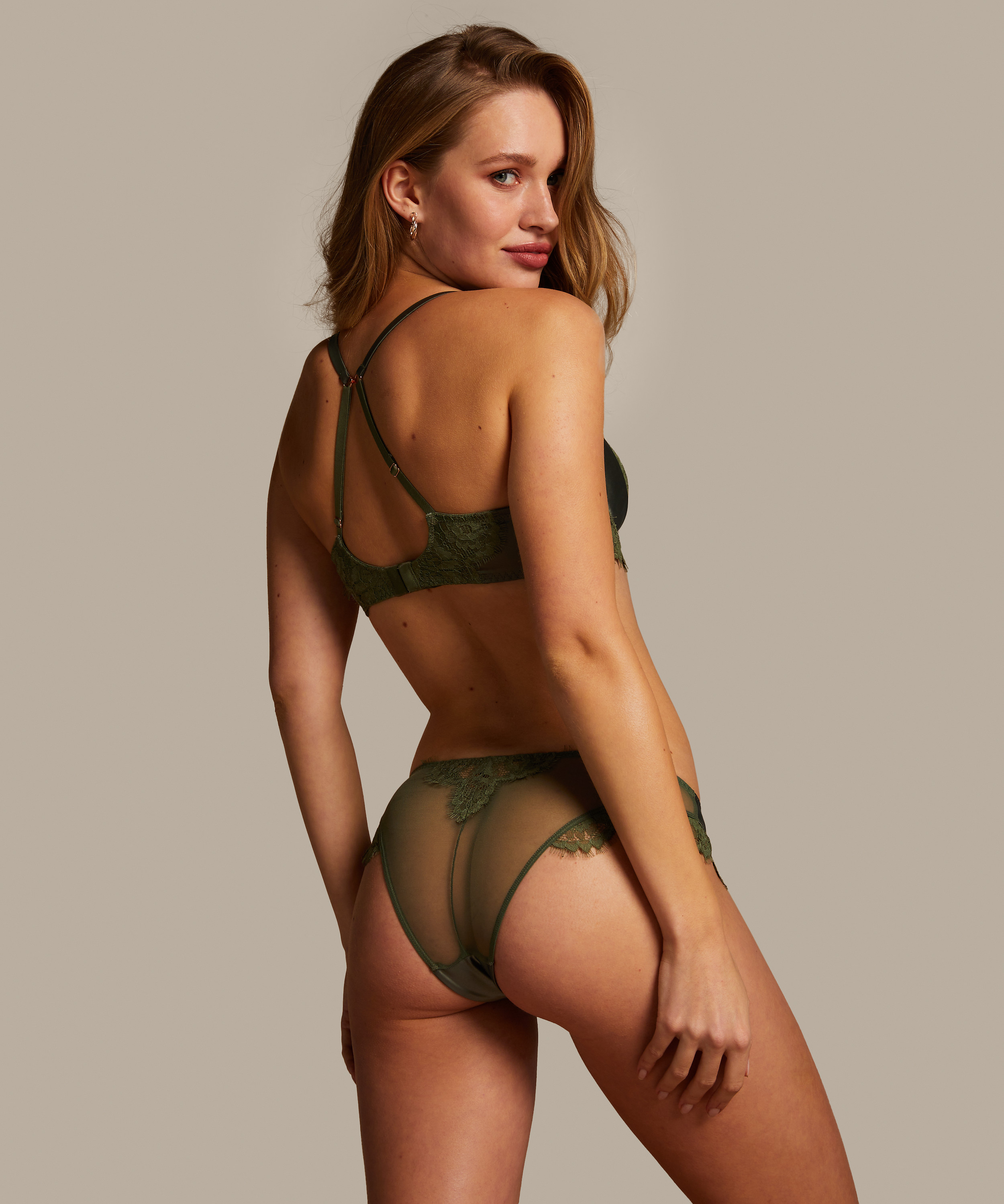 Brasile&ntilde;a Hannako, Verde, main