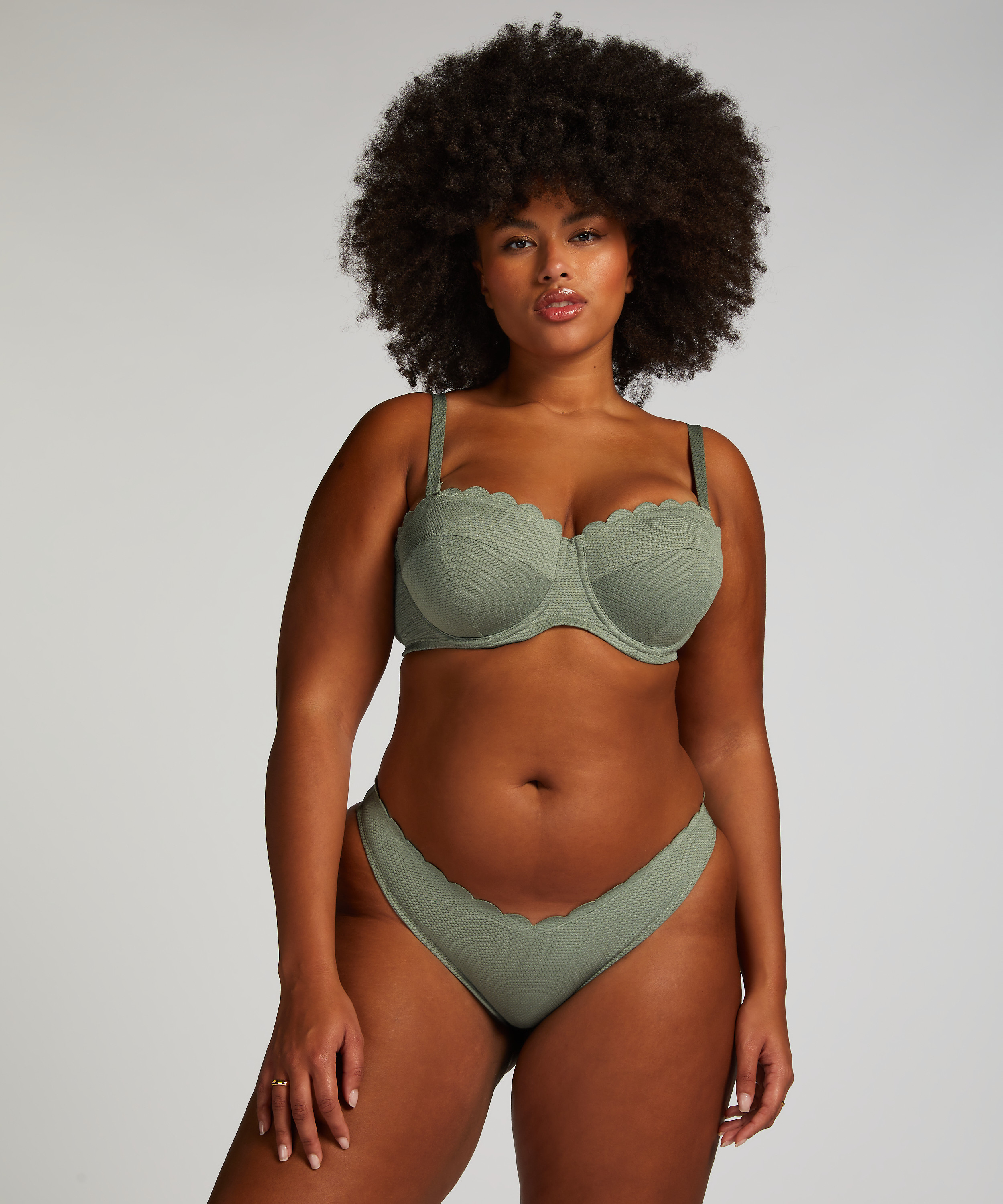 Top de bikini con aros, sin tiras y acolchado Scallop Copa E +, Verde, main