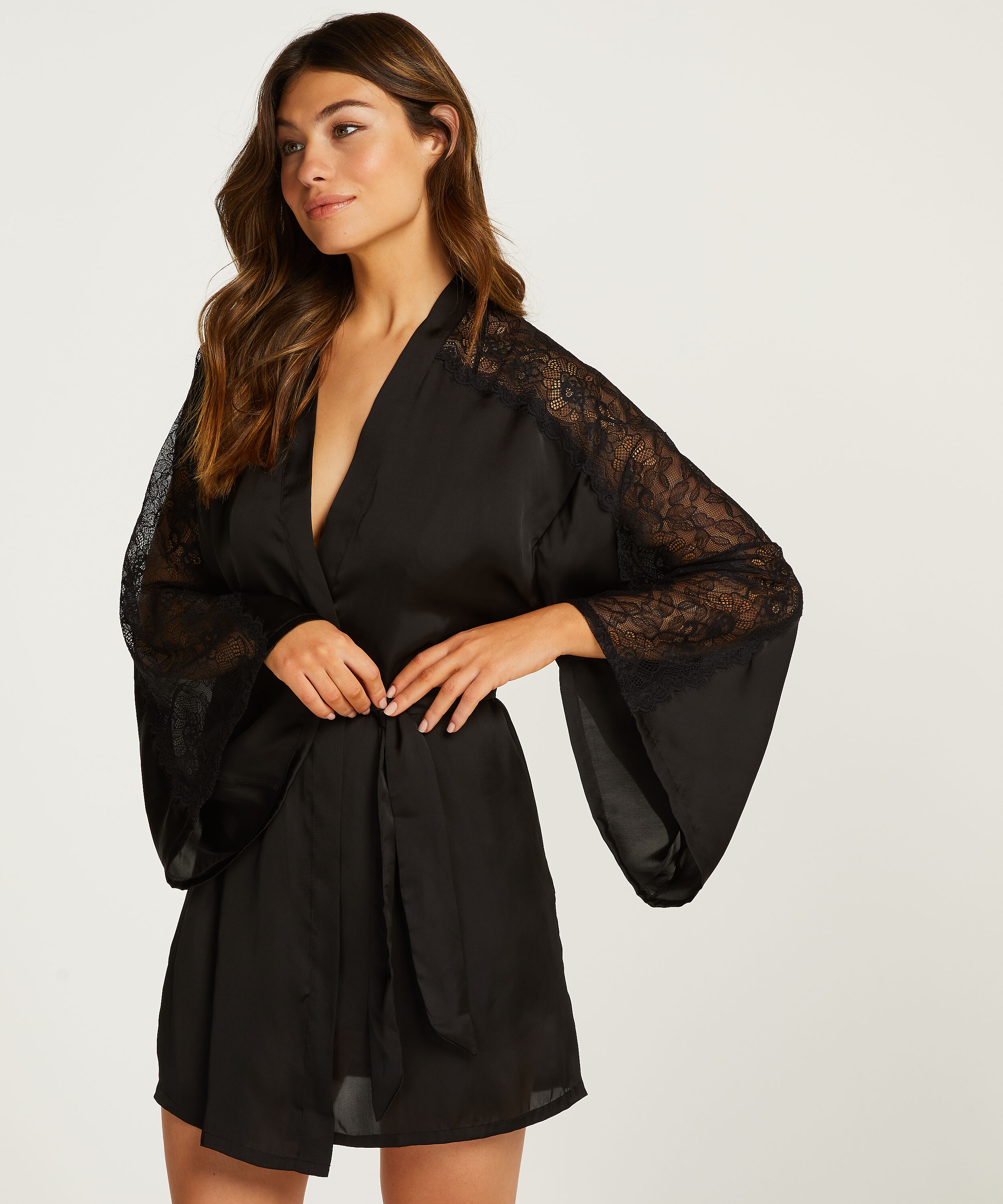 Kimono de sat&eacute;n y encaje, Negro