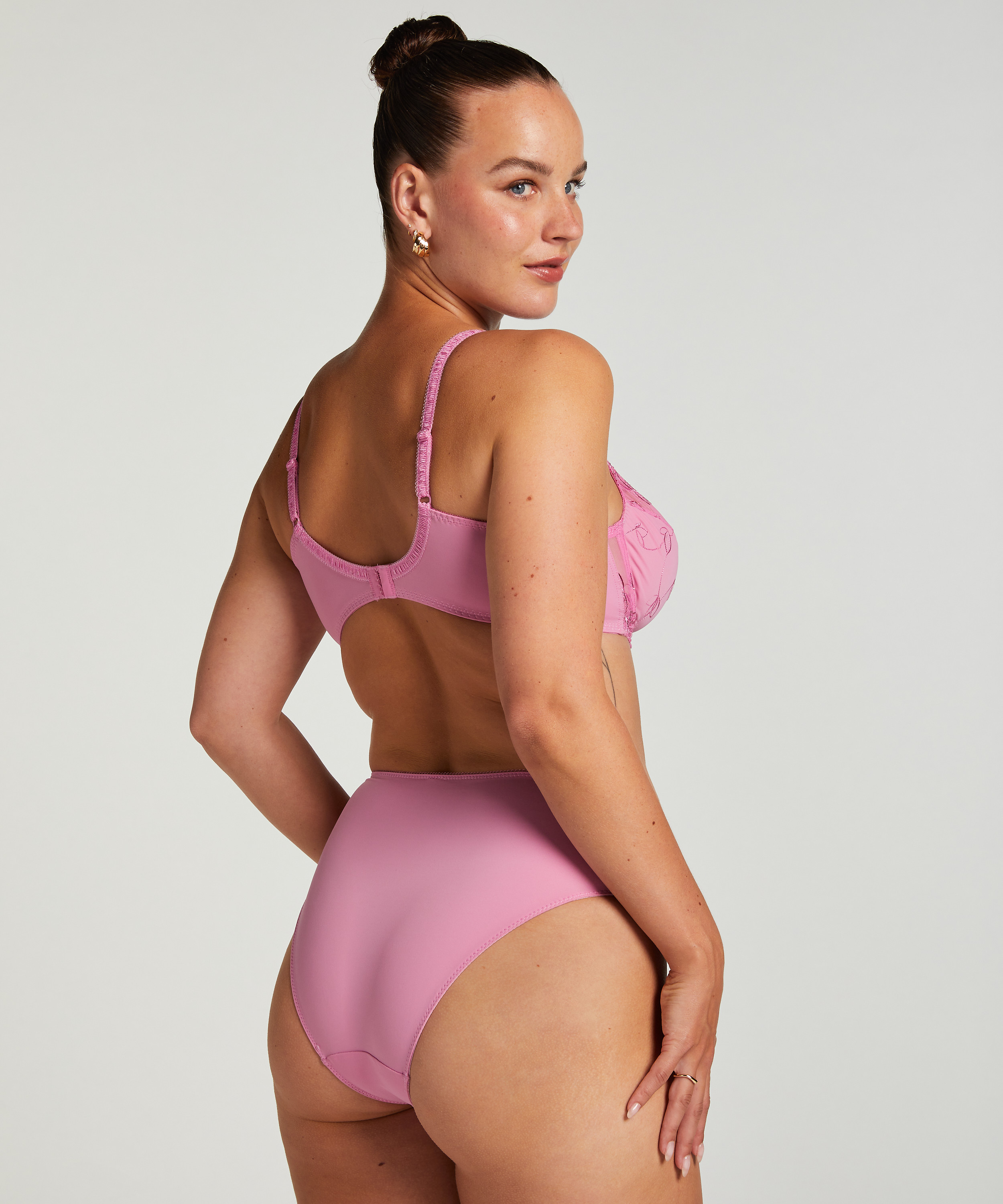 Braguita Diva, Rosa, main