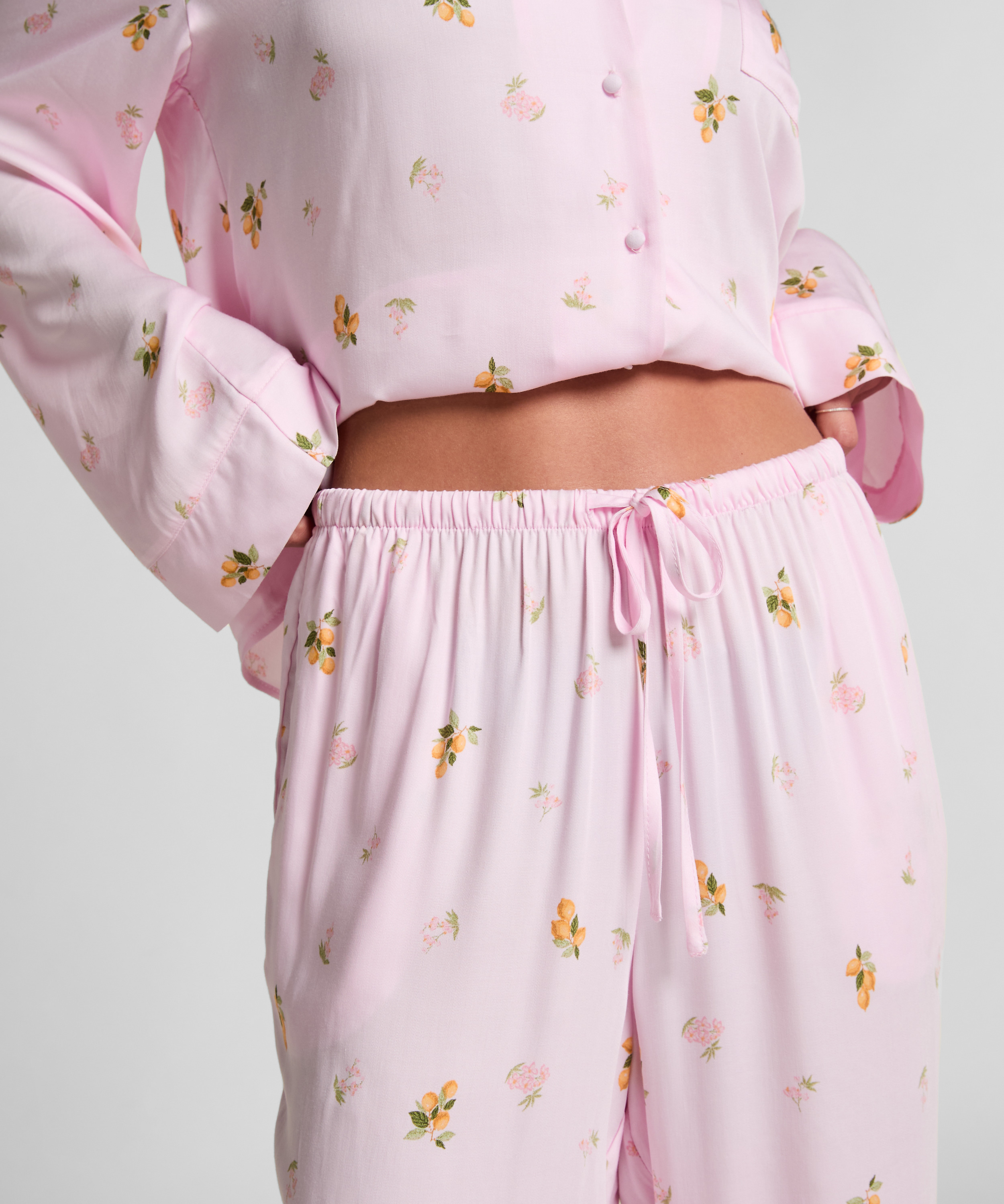 Pantal&oacute;n de sat&eacute;n, Rosa, main