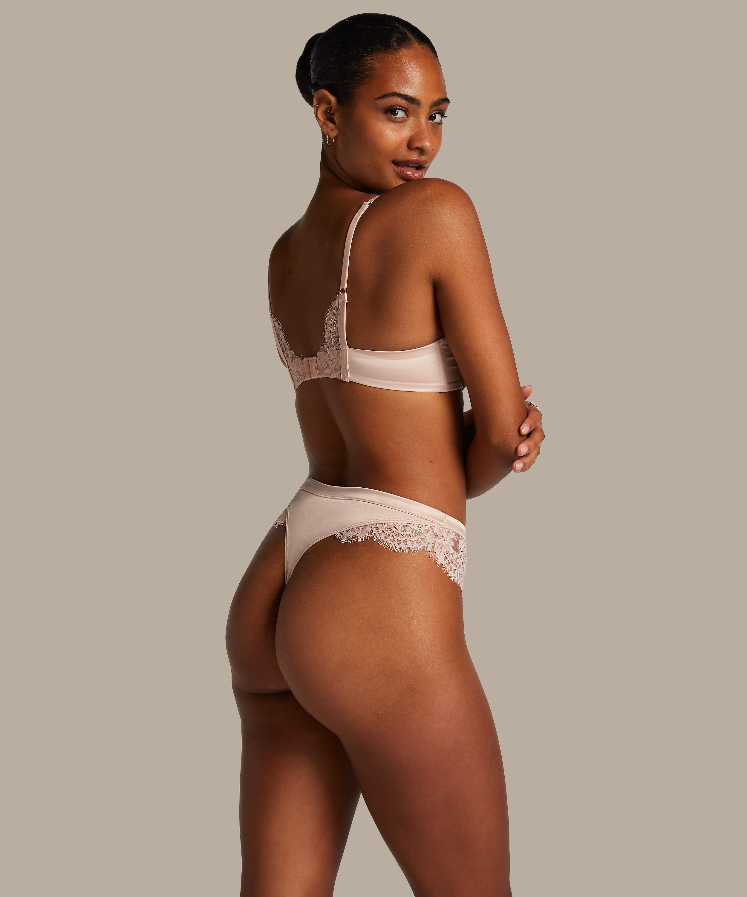 Tanga Chalice, Rosa, main