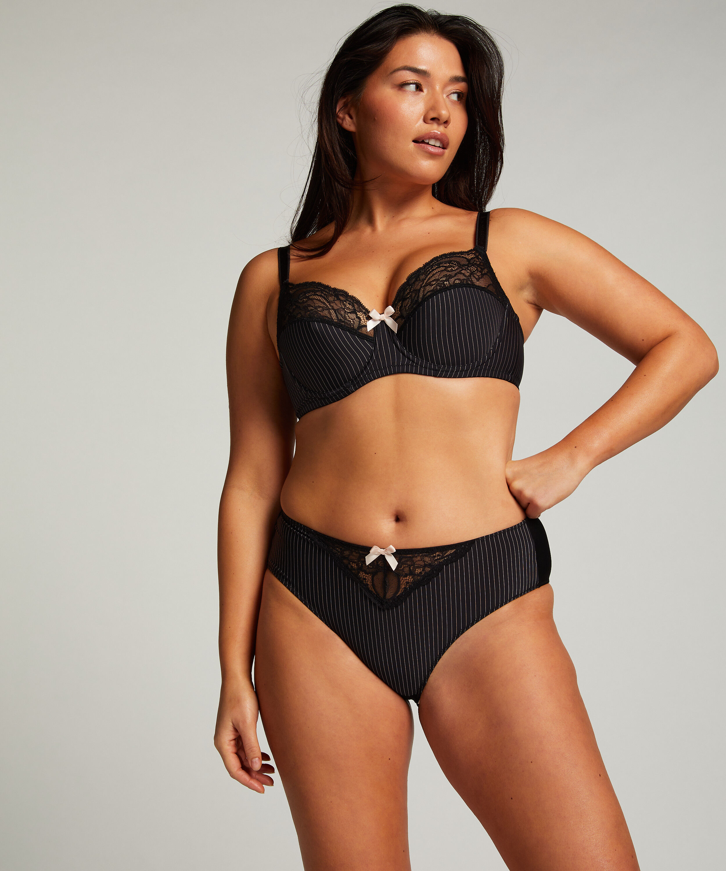 Braguita de corte alto Adalyn, Negro