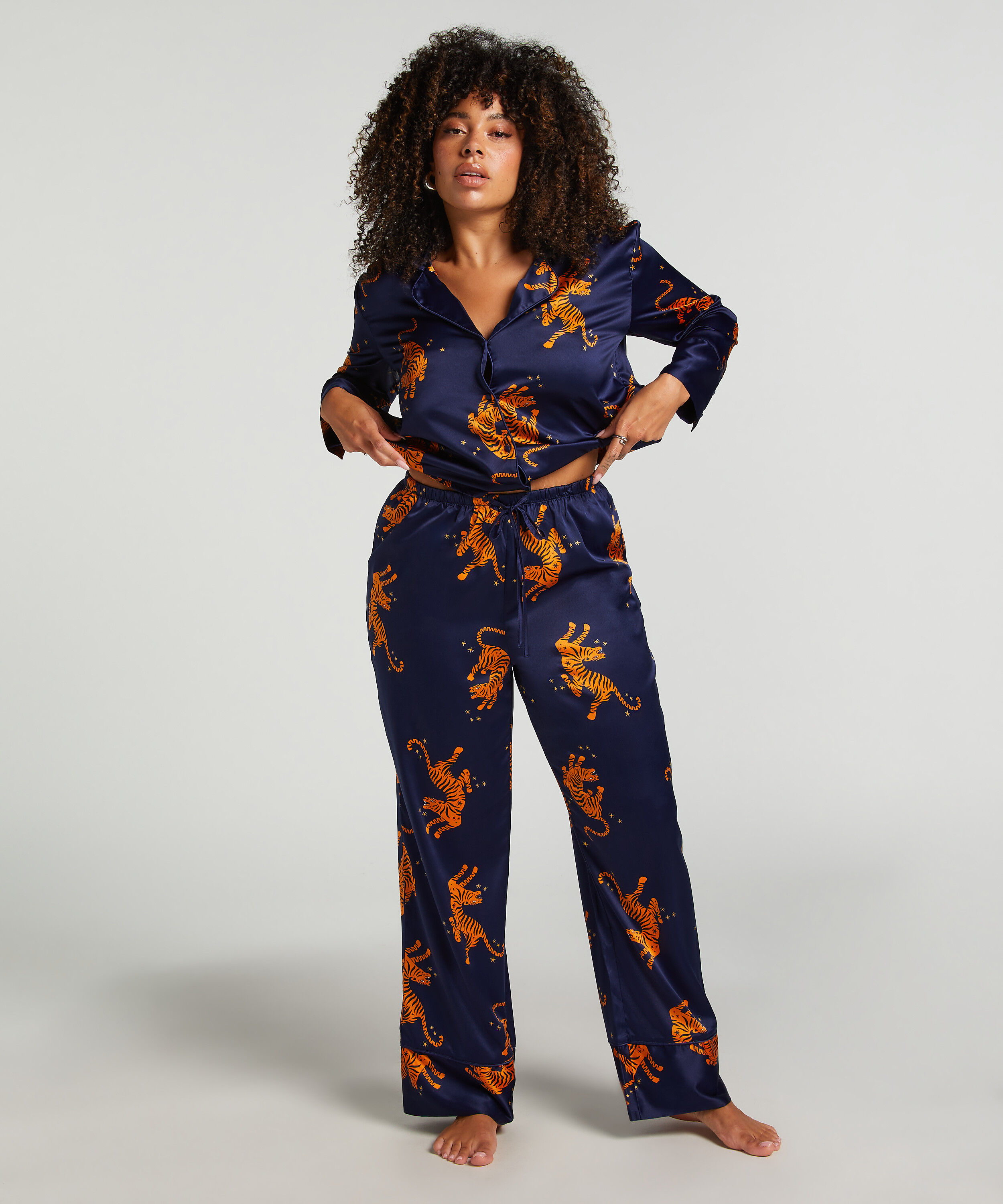 Pantal&oacute;n de sat&eacute;n, Azul