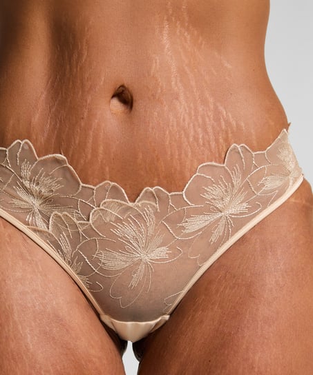 Brasileña Emilia, Amarillo