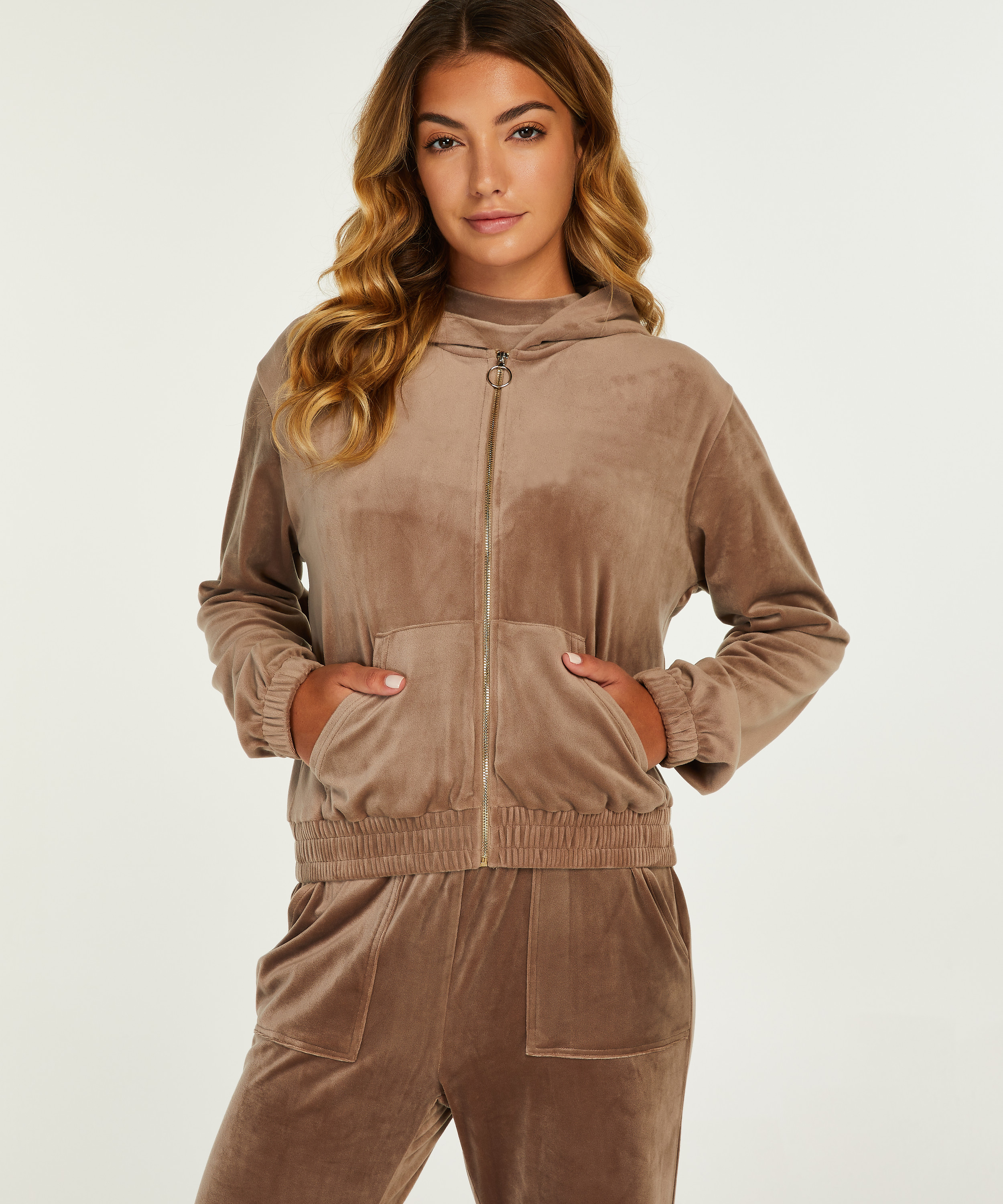 Chaqueta con capucha de terciopelo, Marr&oacute;n, main